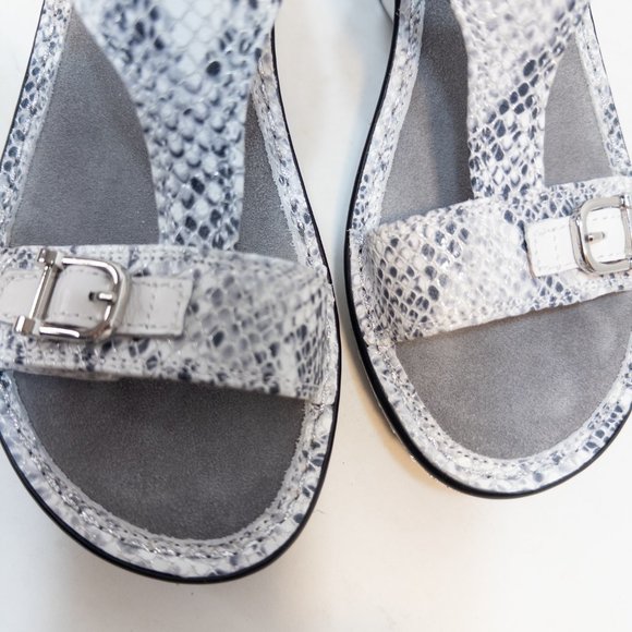 Alegria Womens Size 35 (US 5.5) Sandal Lara Posh Wedge Silver White Snake Print - Picture 3 of 8